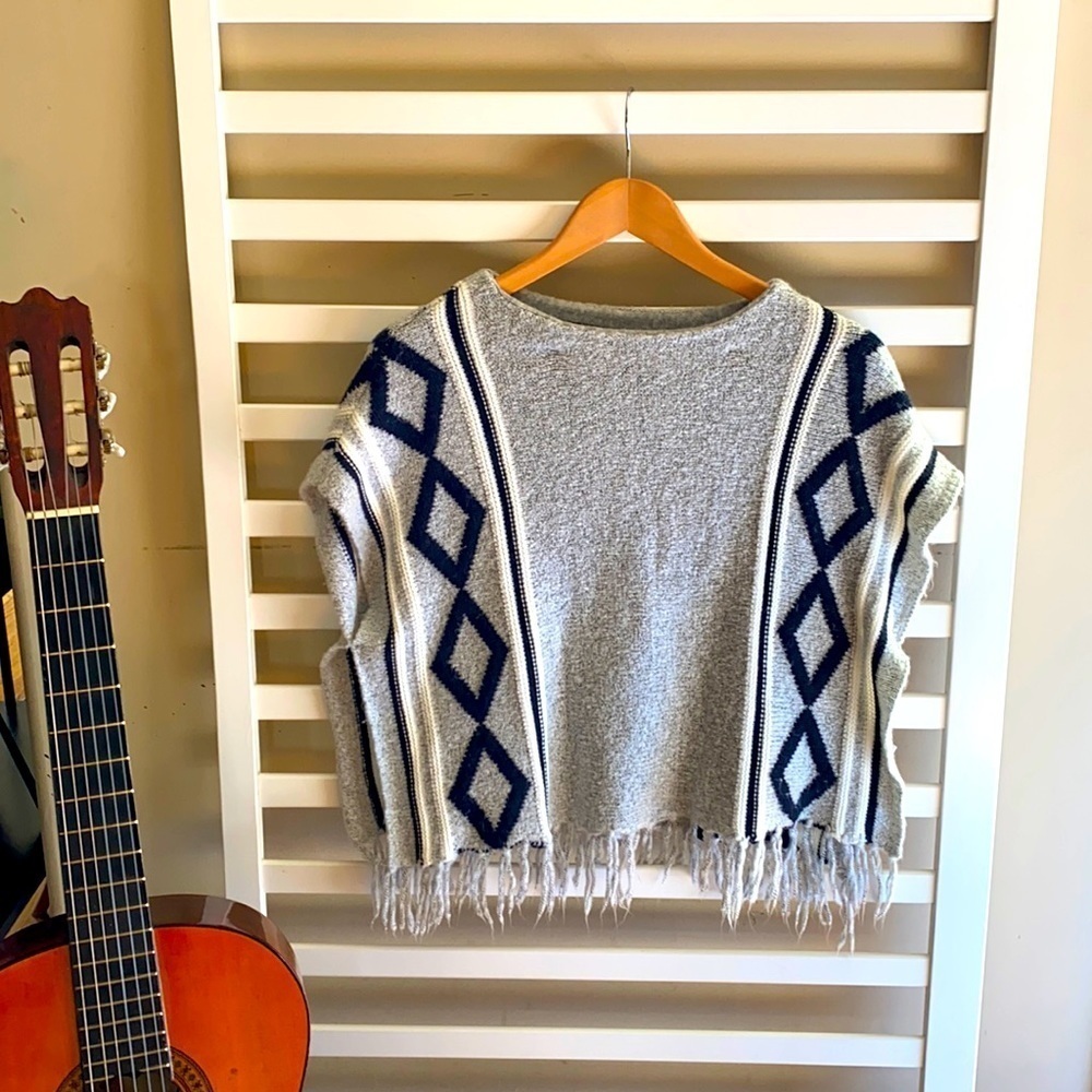 Girls Gray Roebuck & Company Boho Fringe Poncho Size M (10/12)